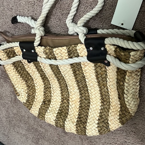 Brown and tan woven straw beach bag - Picture 2 of 8